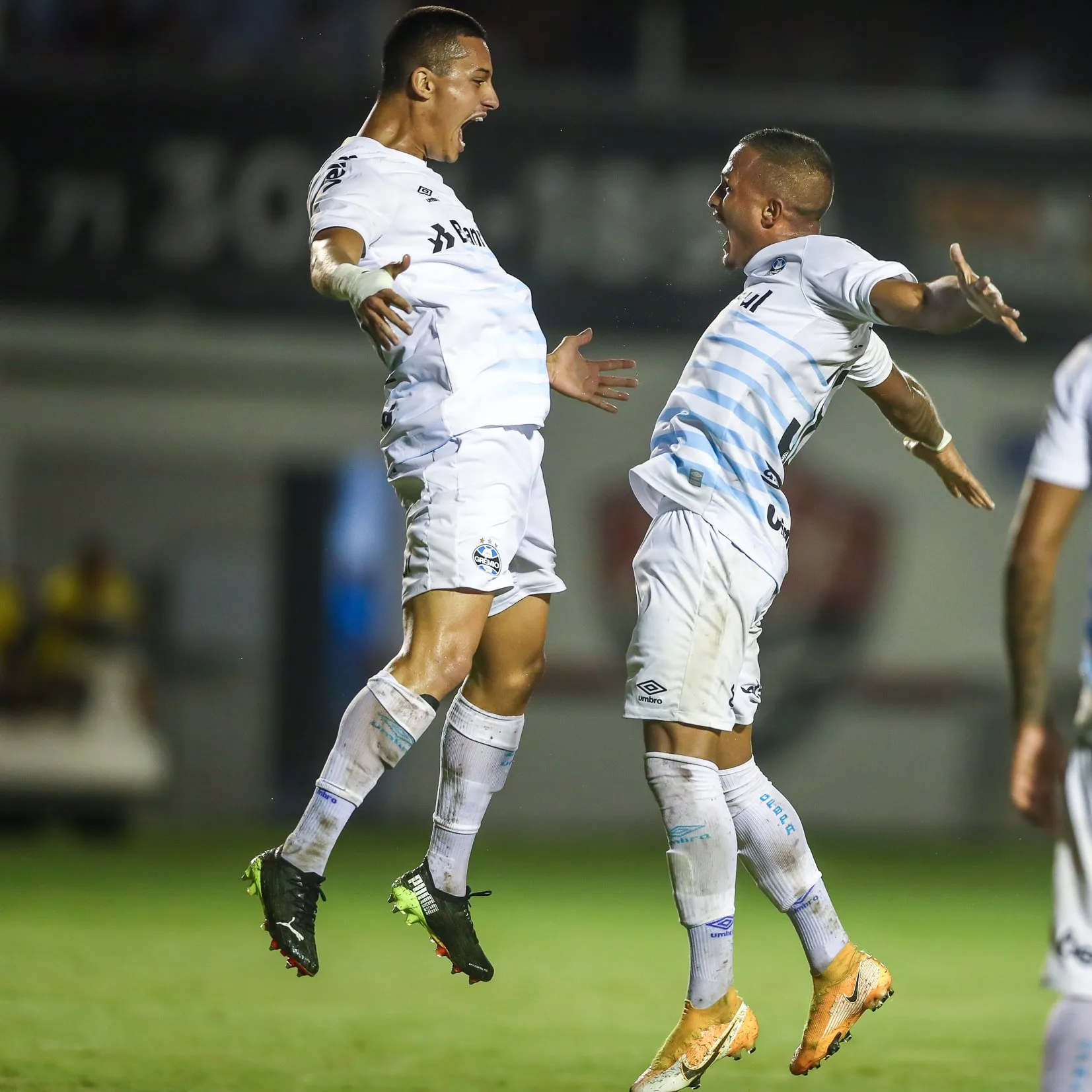 Com VAR de 9 minutos, Grêmio bate Vitória e abre boa vantagem na Copa do Brasil