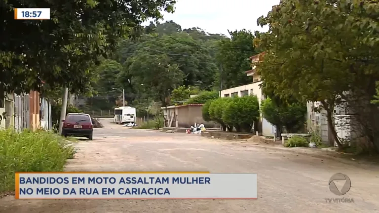 Bandidos em moto assaltam mulher no meio da rua em Cariacica