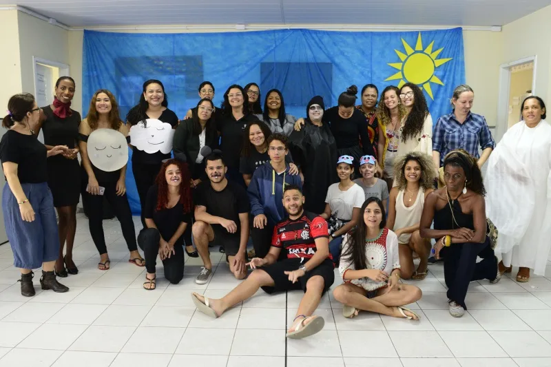 Apresentação de teatro sem áudio, pelos alunos do Curso de Libras