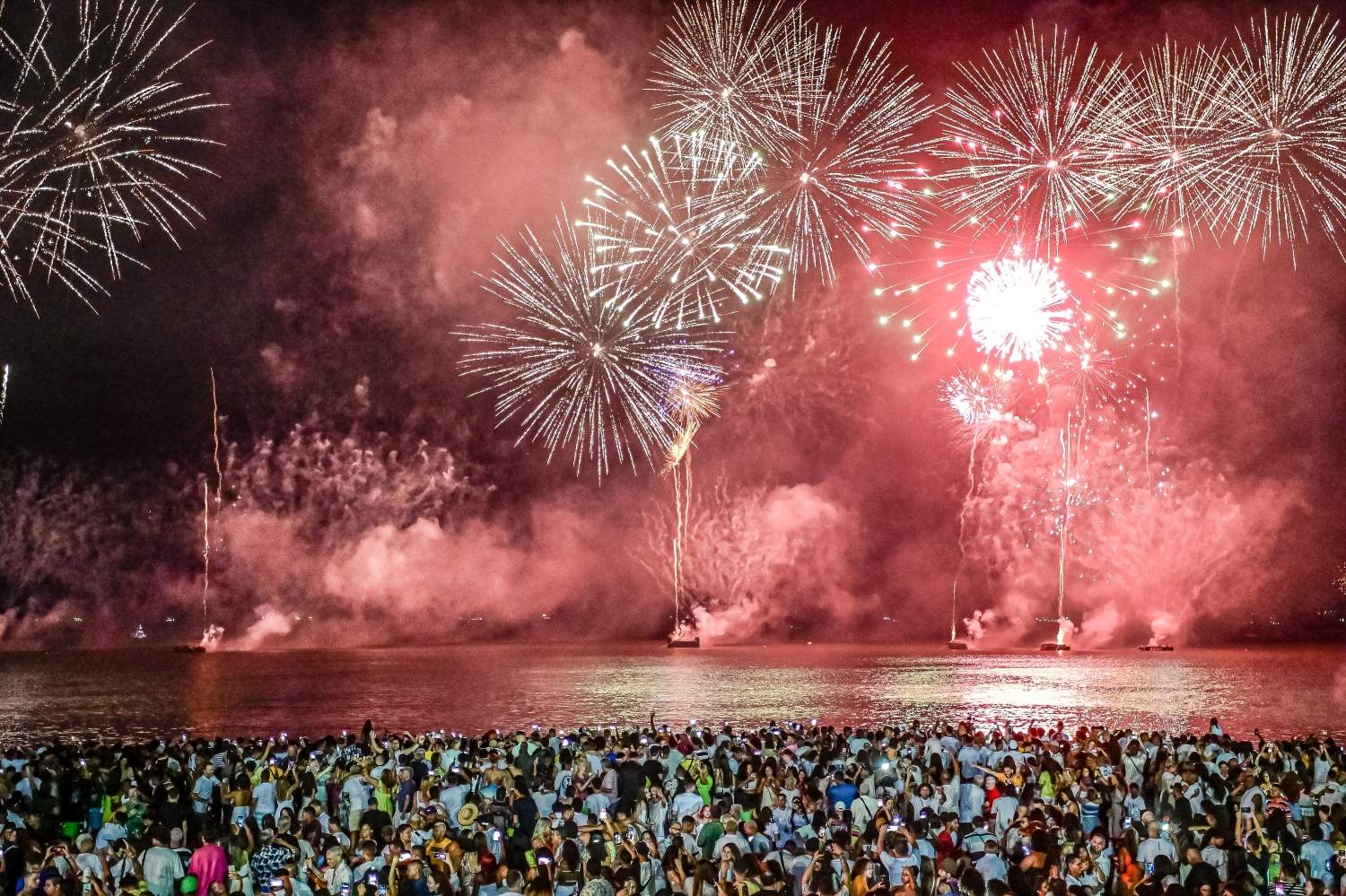 Queima de fogos em Vila Velha e Vitória tem transmissão ao vivo na TV Vitória e no Folha Vitória