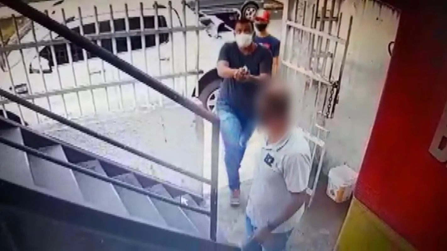 VÍDEO | Criminosos assaltam churrascaria e prendem funcionários no banheiro