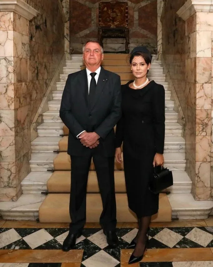 Vestido de Michelle Bolsonaro para funeral de Elizabeth II chama a atenção. Veja foto!