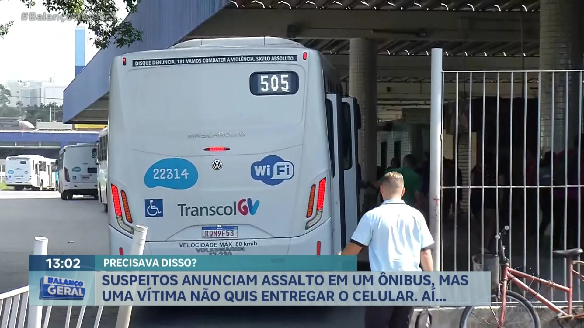 Criminosos assaltam passageiros com faca