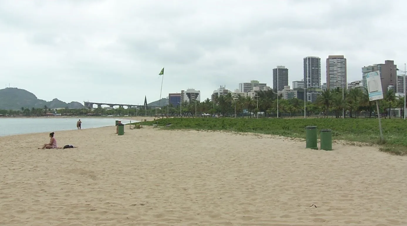 Crianças encontram feto boiando na água em praia de Vitória