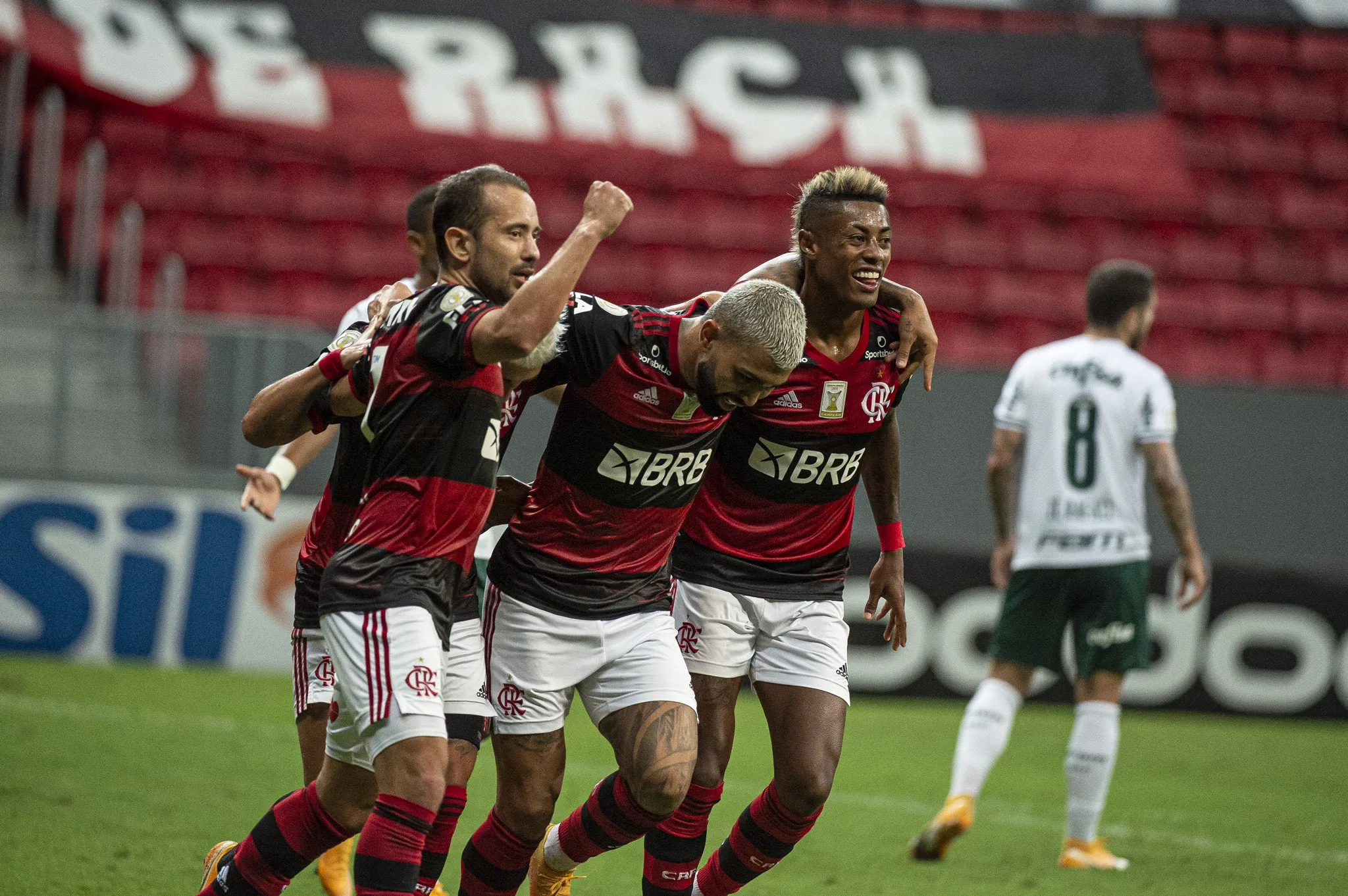 Flamengo derrota o Palmeiras e entra com força na briga pelo título do Brasileiro