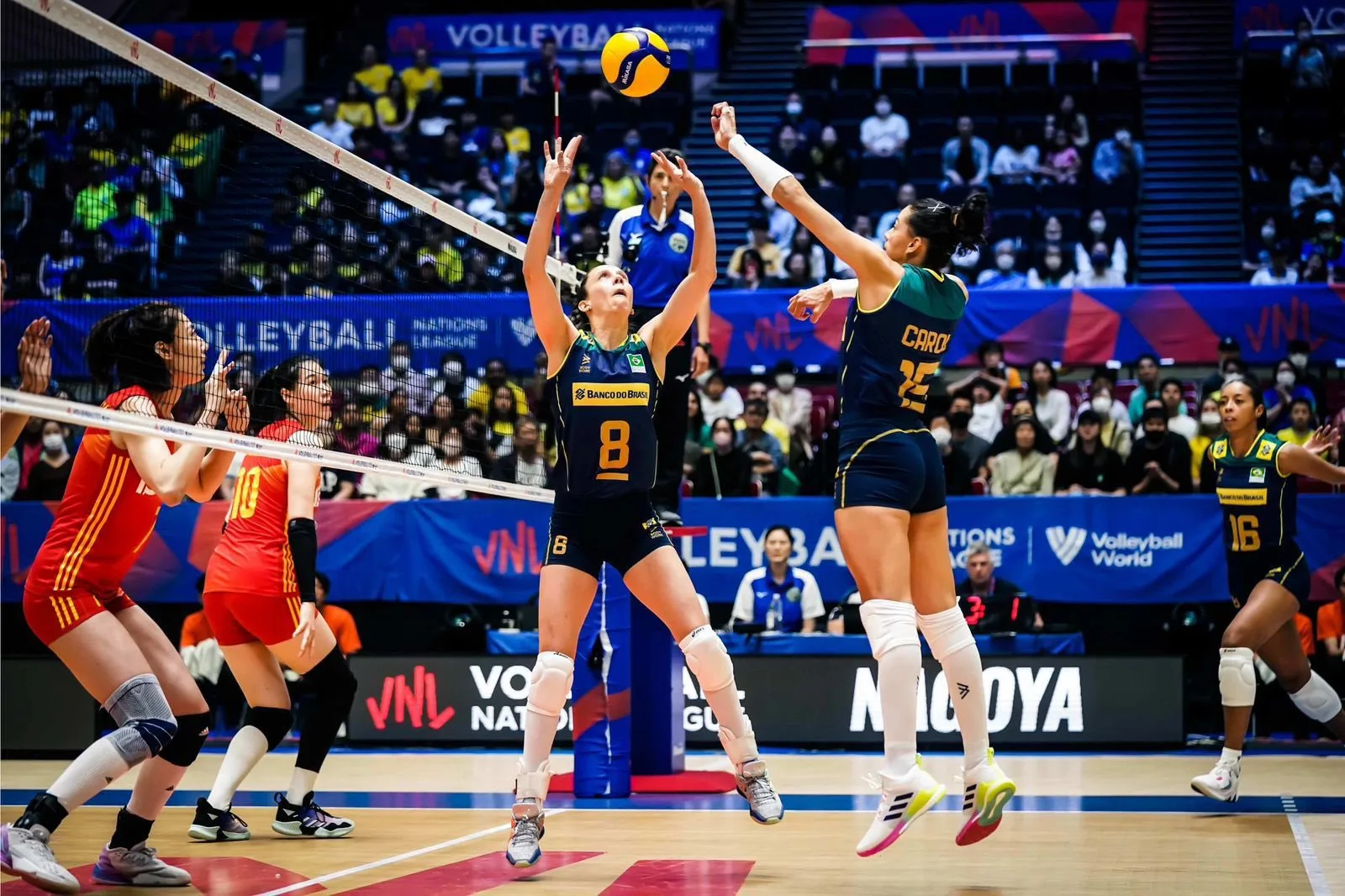 Com desfalques, seleção feminina de vôlei perde da China em estreia na Liga das Nações