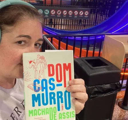 Influenciadora que viralizou com "Memórias Póstumas" vai ler "Dom Casmurro"