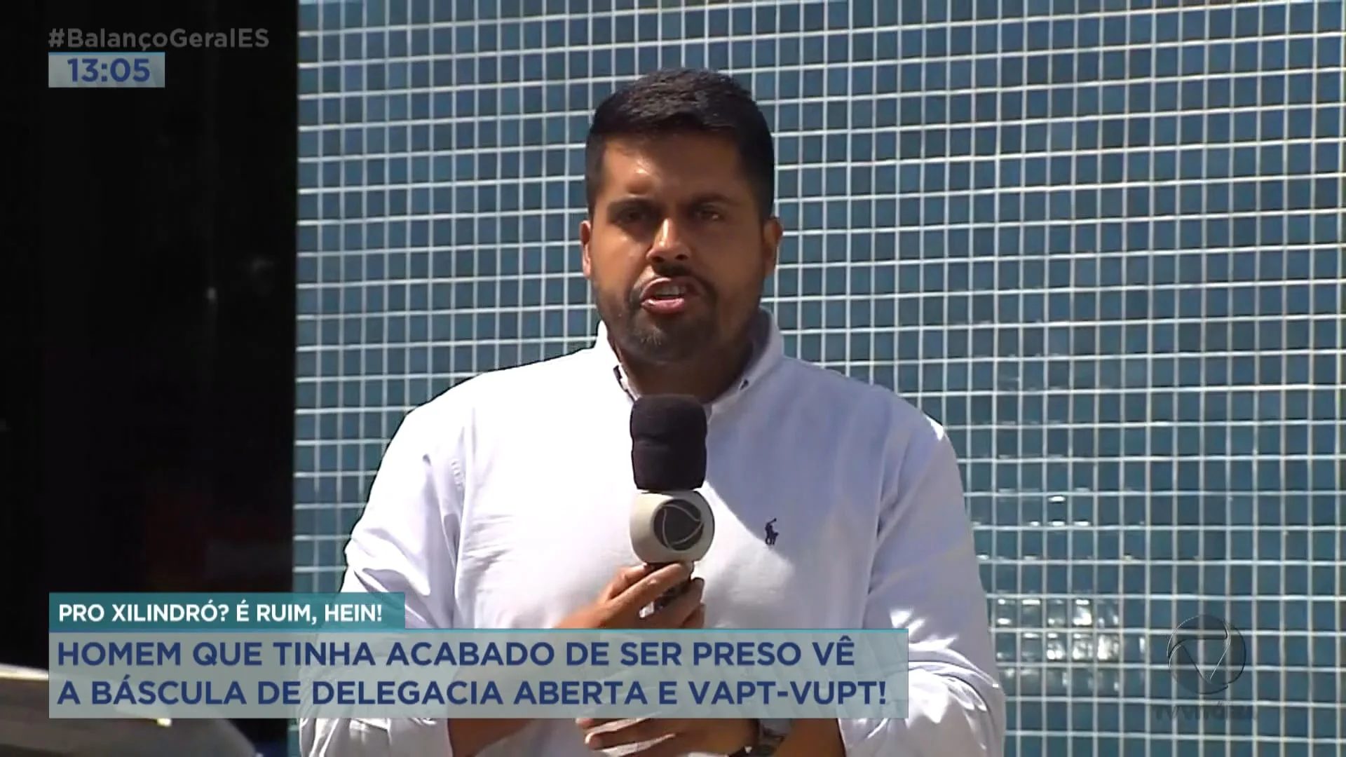 Homem que tinha acabado de ser preso vê a báscula de delegacia e some