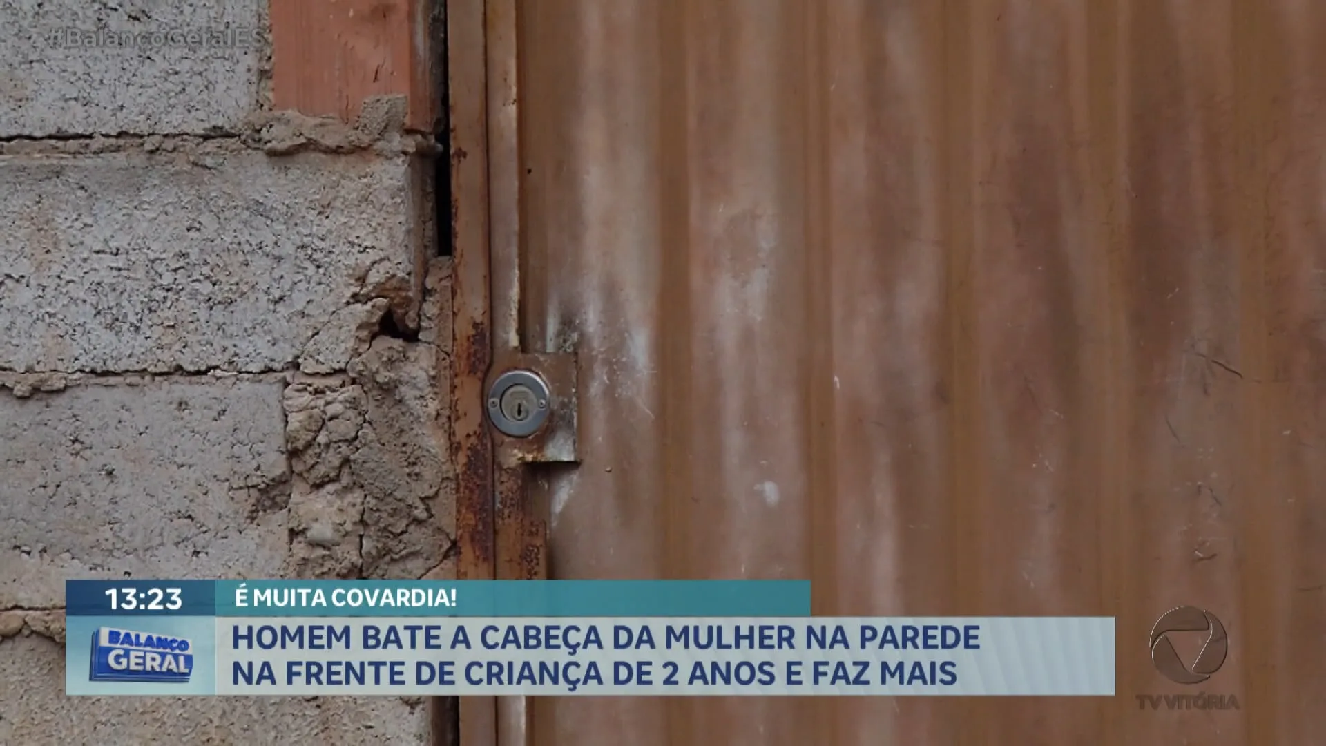 Homem bate cabeça da mulher na parede