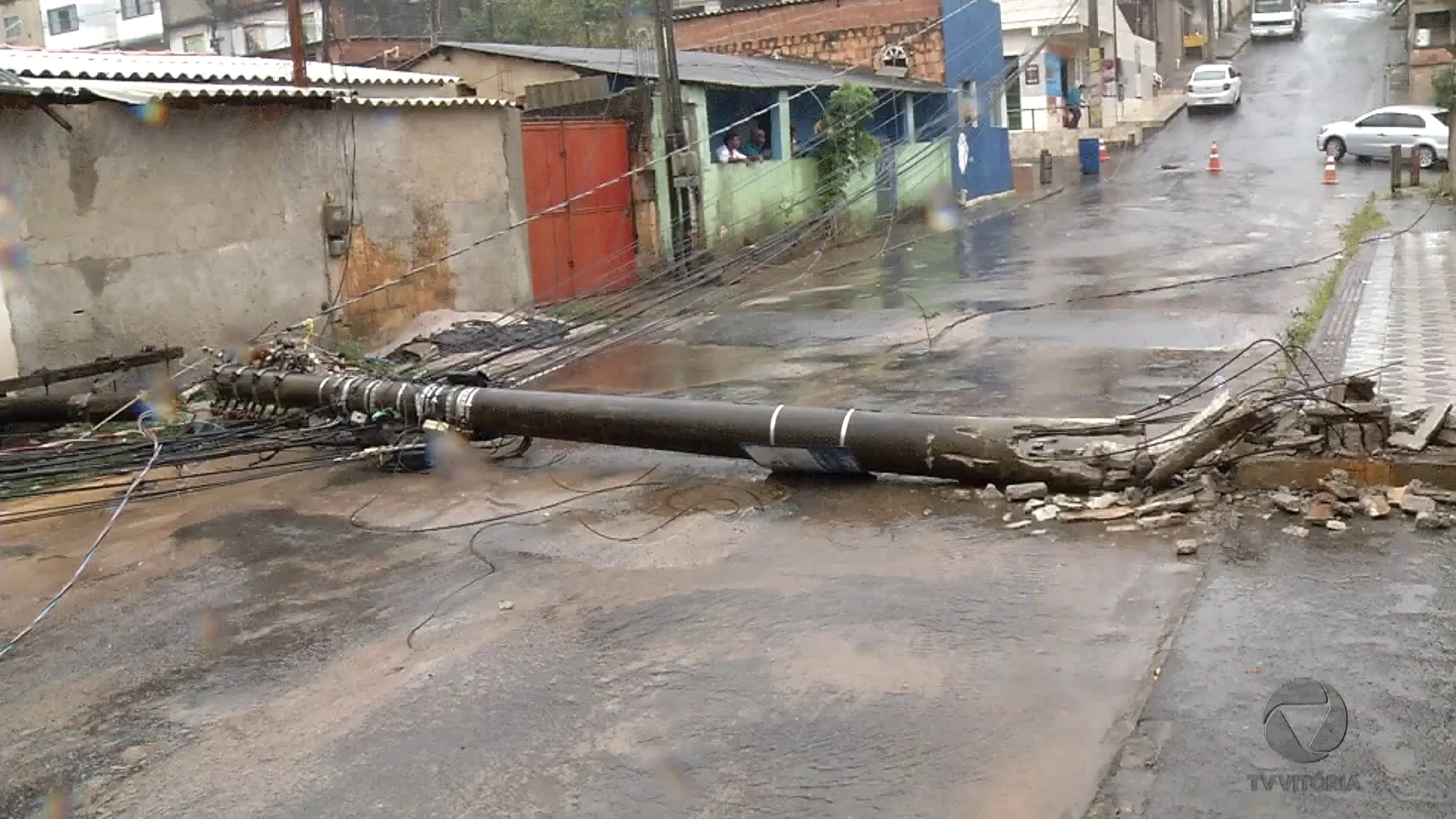 Chuva no ES: Família se desespera com força da água em casa