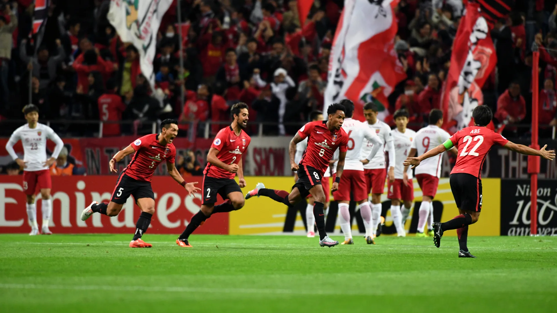 SAITAMA, JAPAN – OCTOBER 18: Rafael Da Silva of Urawa Red Diamonds celebrates the first goal during the AFC Champions League semi final second leg match between Urawa Red Diamonds and Shanghai SIPG at Saitama Stadium on October 18, 2017 in Saitama, Japan. (Photo by Masashi Hara/Getty Images)