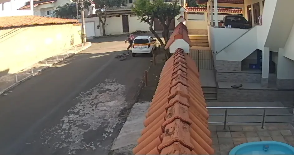 VÍDEO I Homem de bicicleta ataca e rouba idosa de muletas em Cariacica