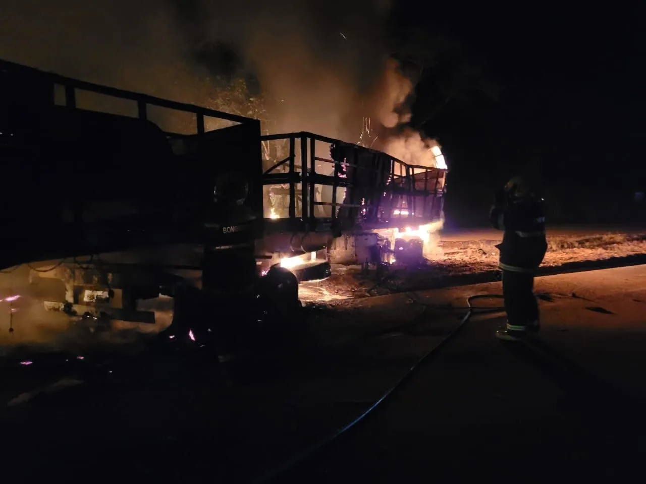 Carreta carregada com bobinas de ferro pega fogo em Mimoso do Sul