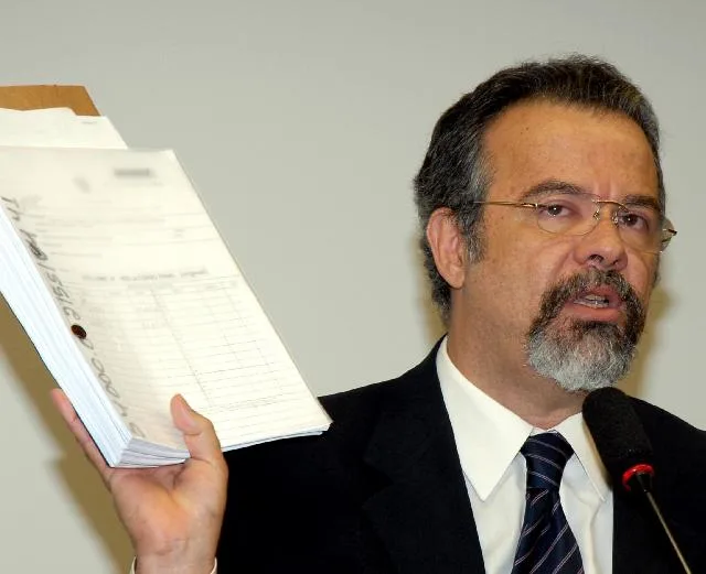 Ministro da Justiça não pode continuar desobedecendo à Constituição, diz Jungmann