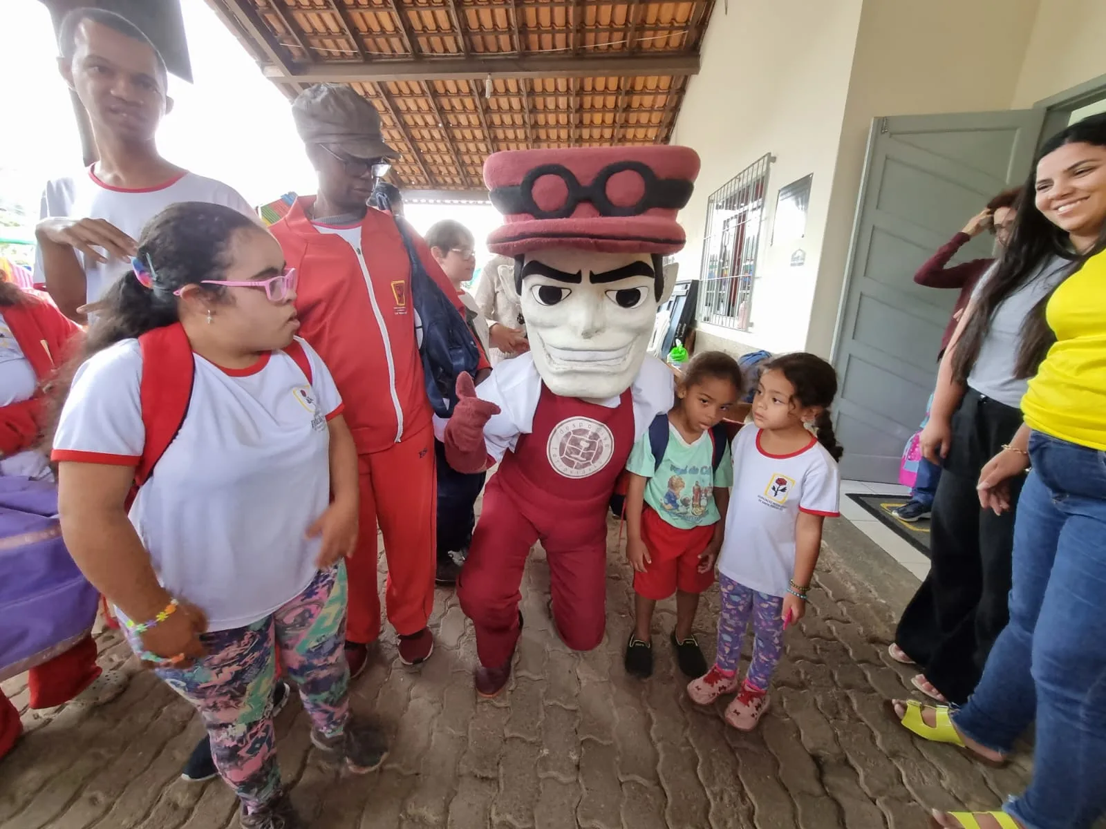 Maquinista Grená leva alegria e solidariedade a 130 crianças em Santa Teresa