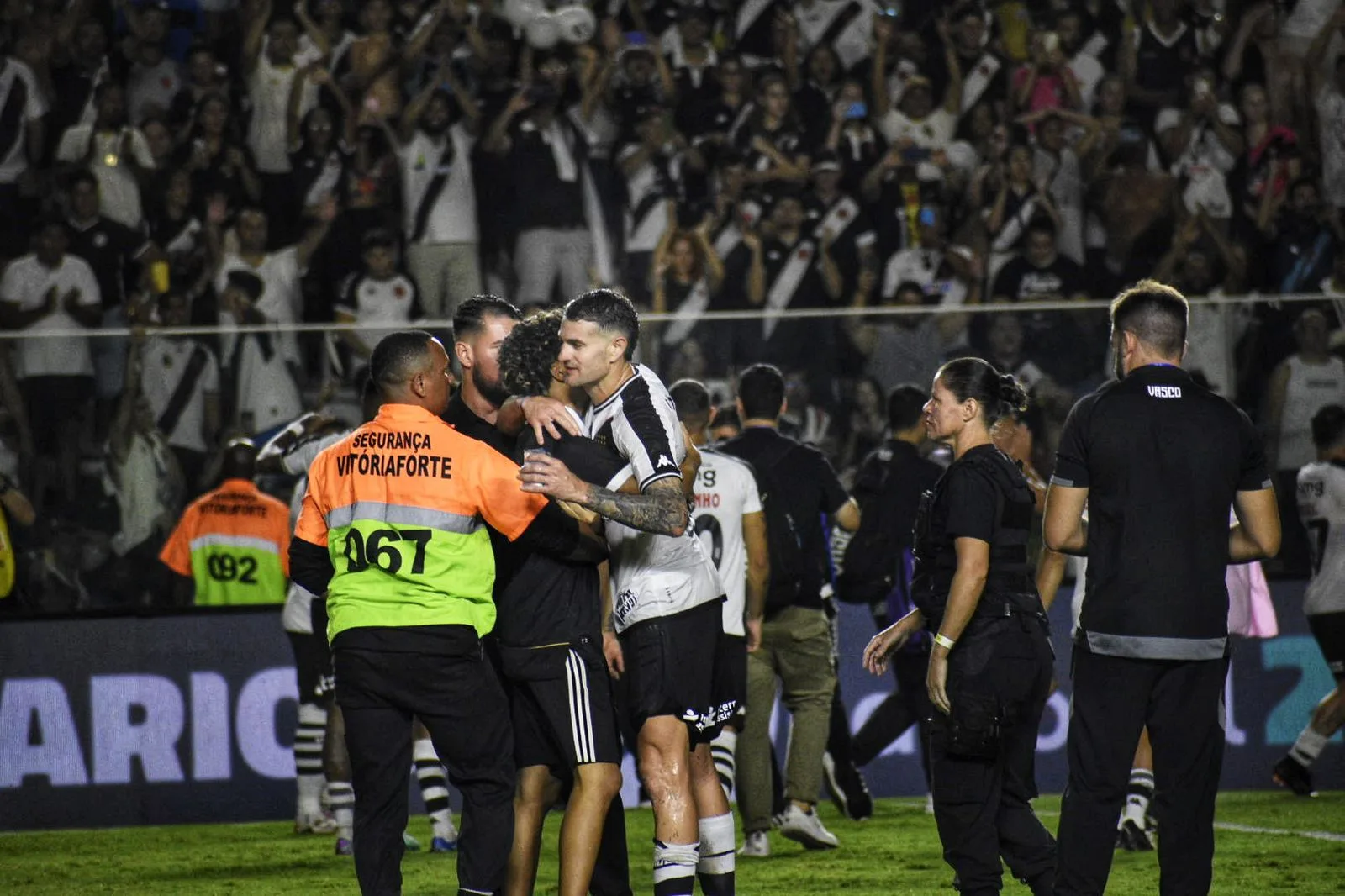 FOTO | Torcedor invade o gramado e ganha abraço de Vegetti