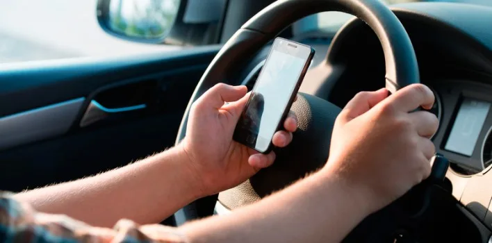 Multa para quem for pego usando celular ao volante mais cara a partir desta terça-feira