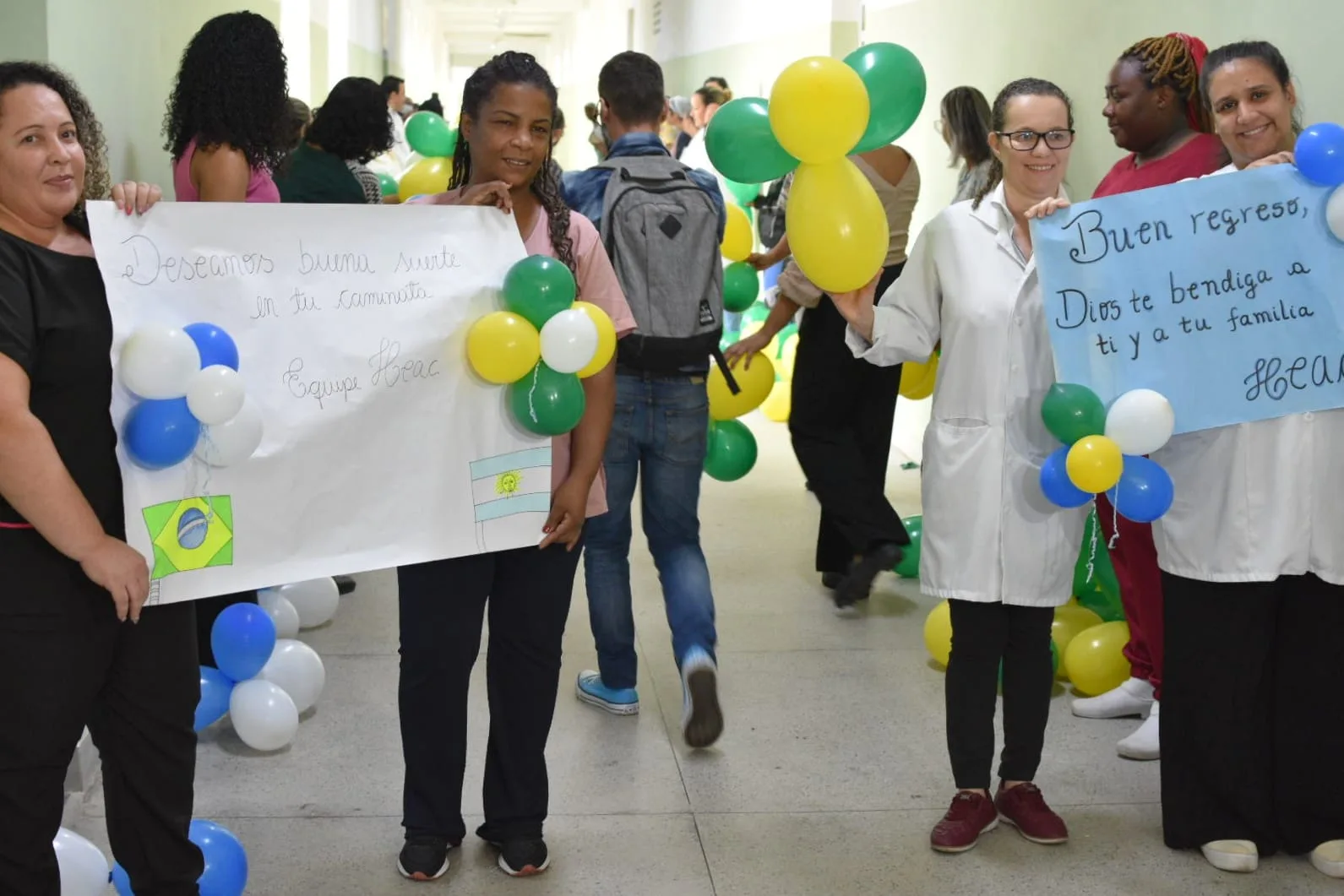 VÍDEO | Palmas, cartazes e balões na despedida do paciente argentino no ES