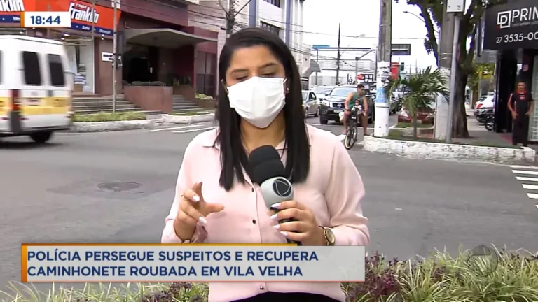 Polícia persegue suspeitos e recupera carro roubado