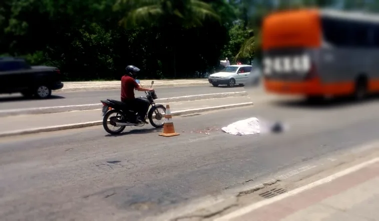 Mulher morre em acidente entre moto e ônibus em Guarapari