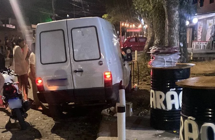 VÍDEO | Carro invade calçada e atropela clientes de bar durante jogo em Cariacica