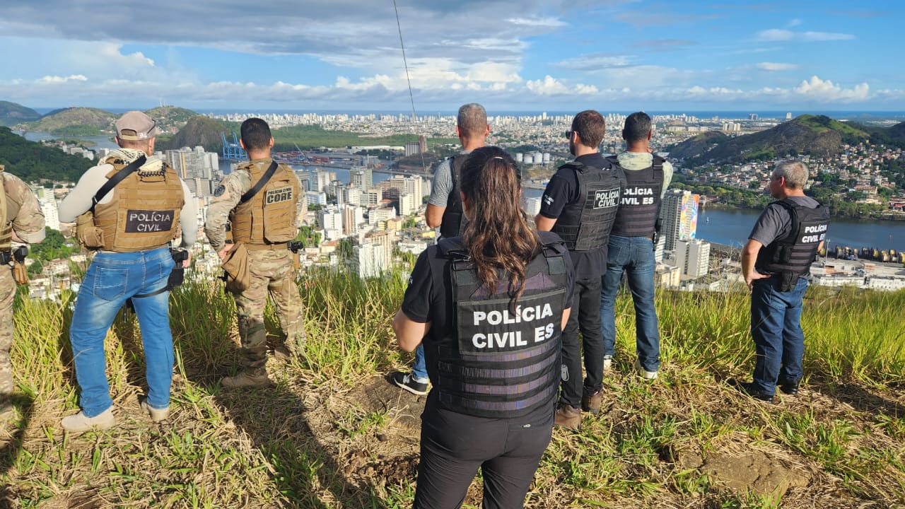 Operação para evitar confronto entre facções em morros de Vitória apreende fuzis e drogas