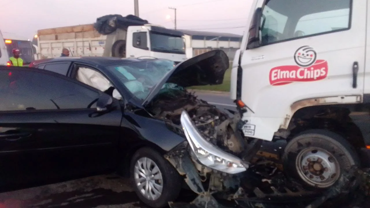 Veículo bate de frente com caminhão na BR 101 em Linhares e motorista foge do local