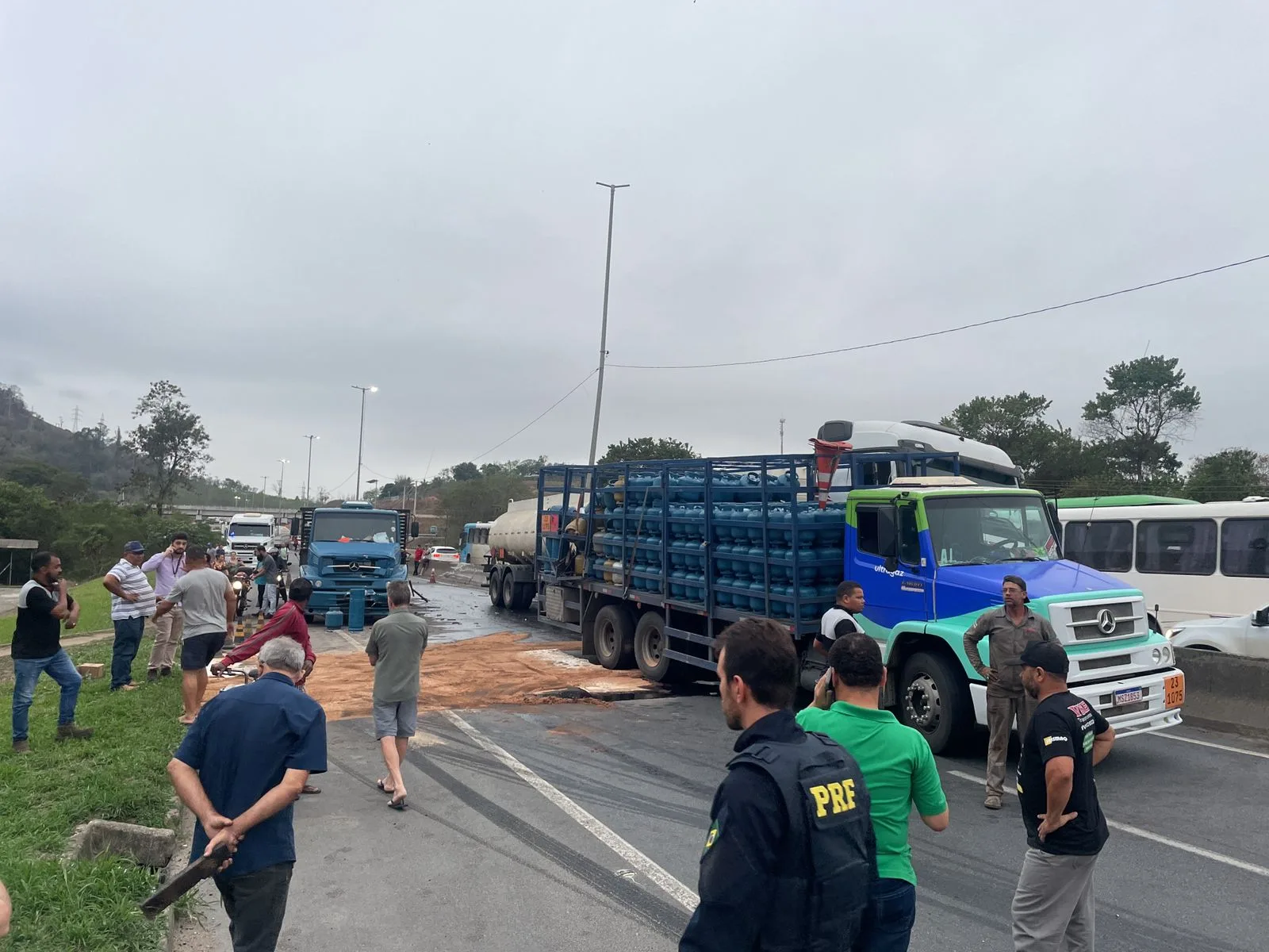 Carreta com botijas de gás bate em caminhão-tanque na BR-101 em Viana