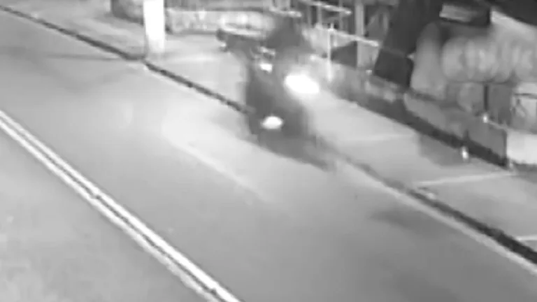 VÍDEO | Motociclista bate em poste e morre após empinar a moto em Cachoeiro de Itapemirim