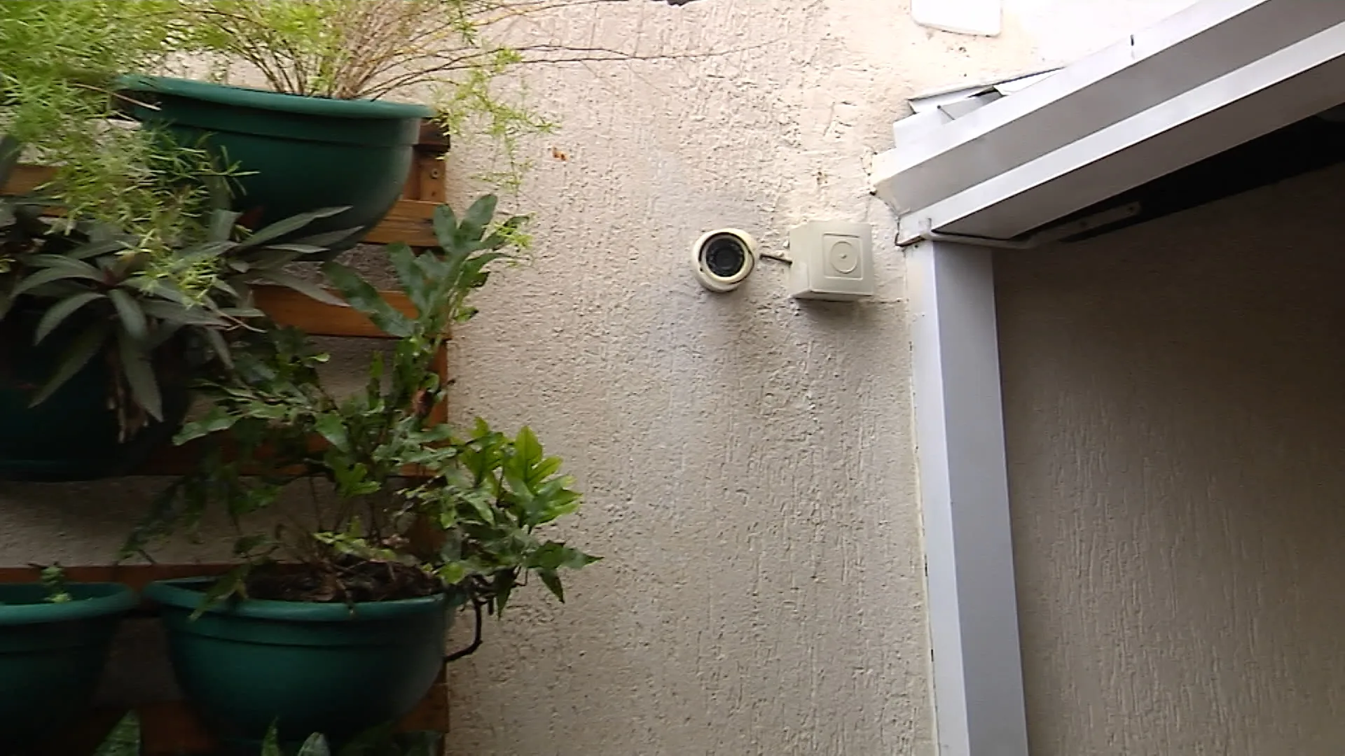 VÍDEO | Bandido armado invade casa, rouba bicicleta e sai bebendo cerveja, em Vila Velha