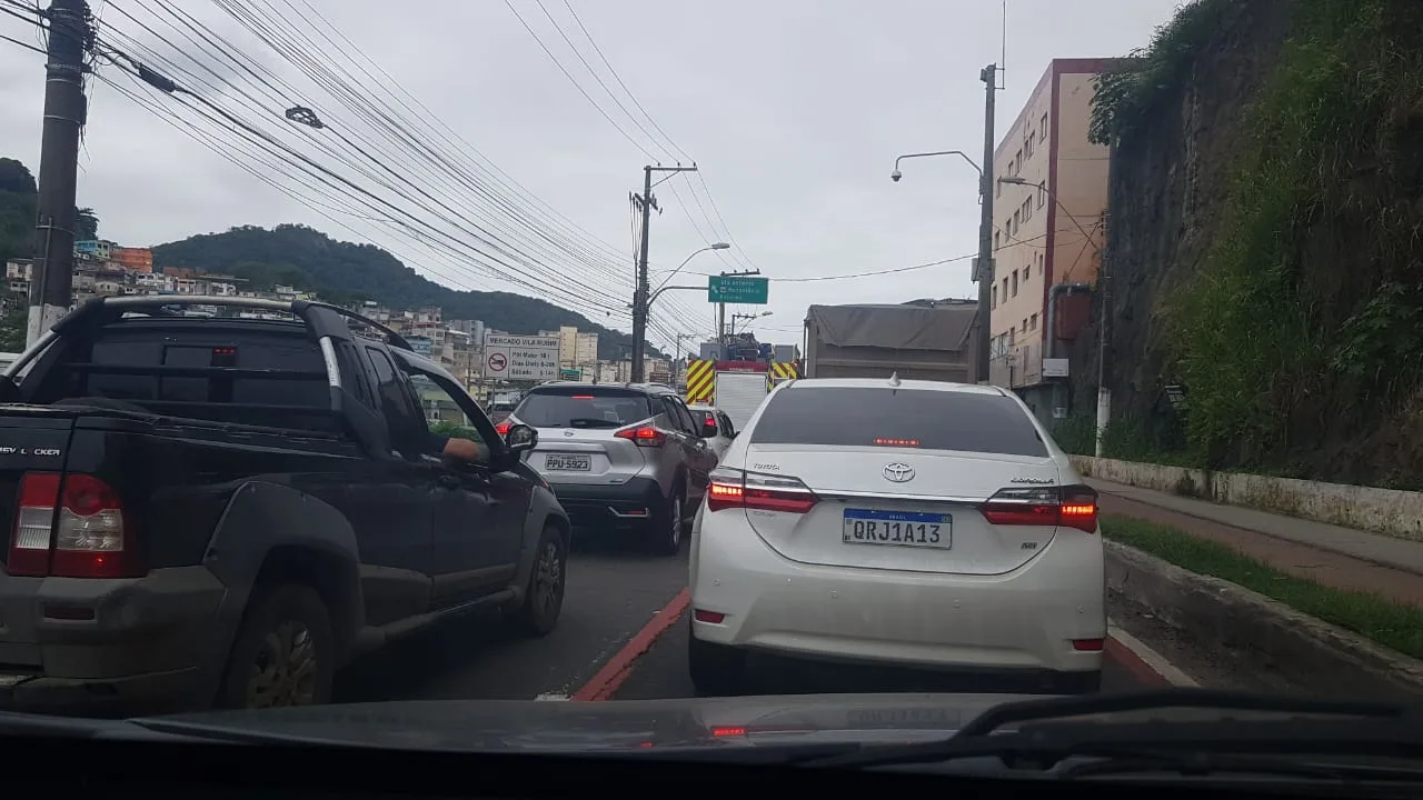 Veículos enfrentam trânsito lento para chegar ao Centro de Vitória