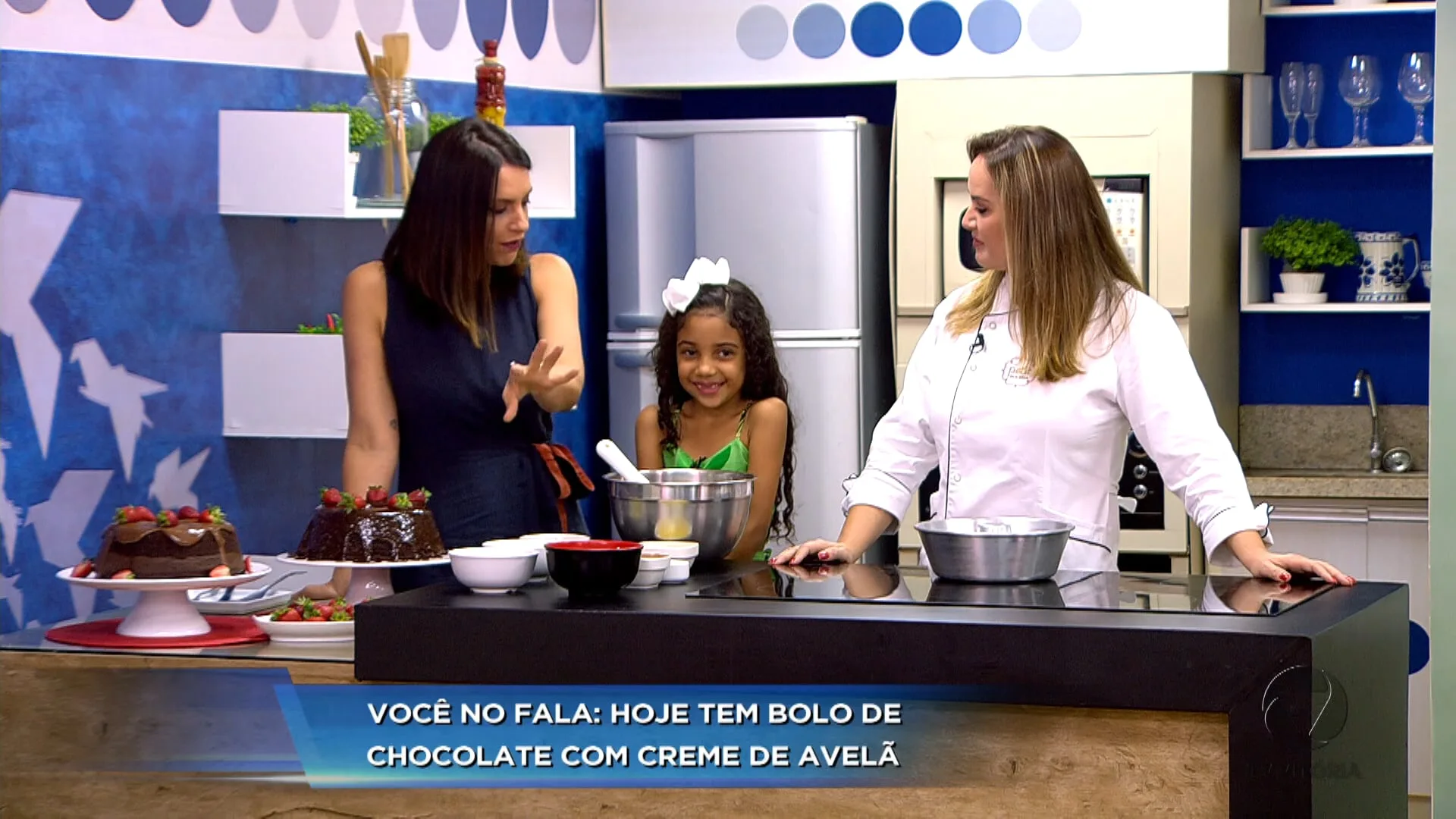 Aprenda a fazer bolo de chocolate com creme de avelã