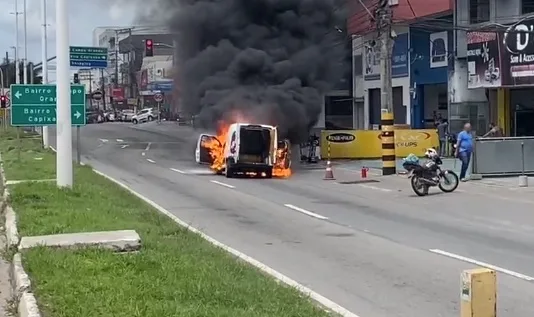 VÍDEO | Carro pega fogo e assusta comerciantes em Cariacica