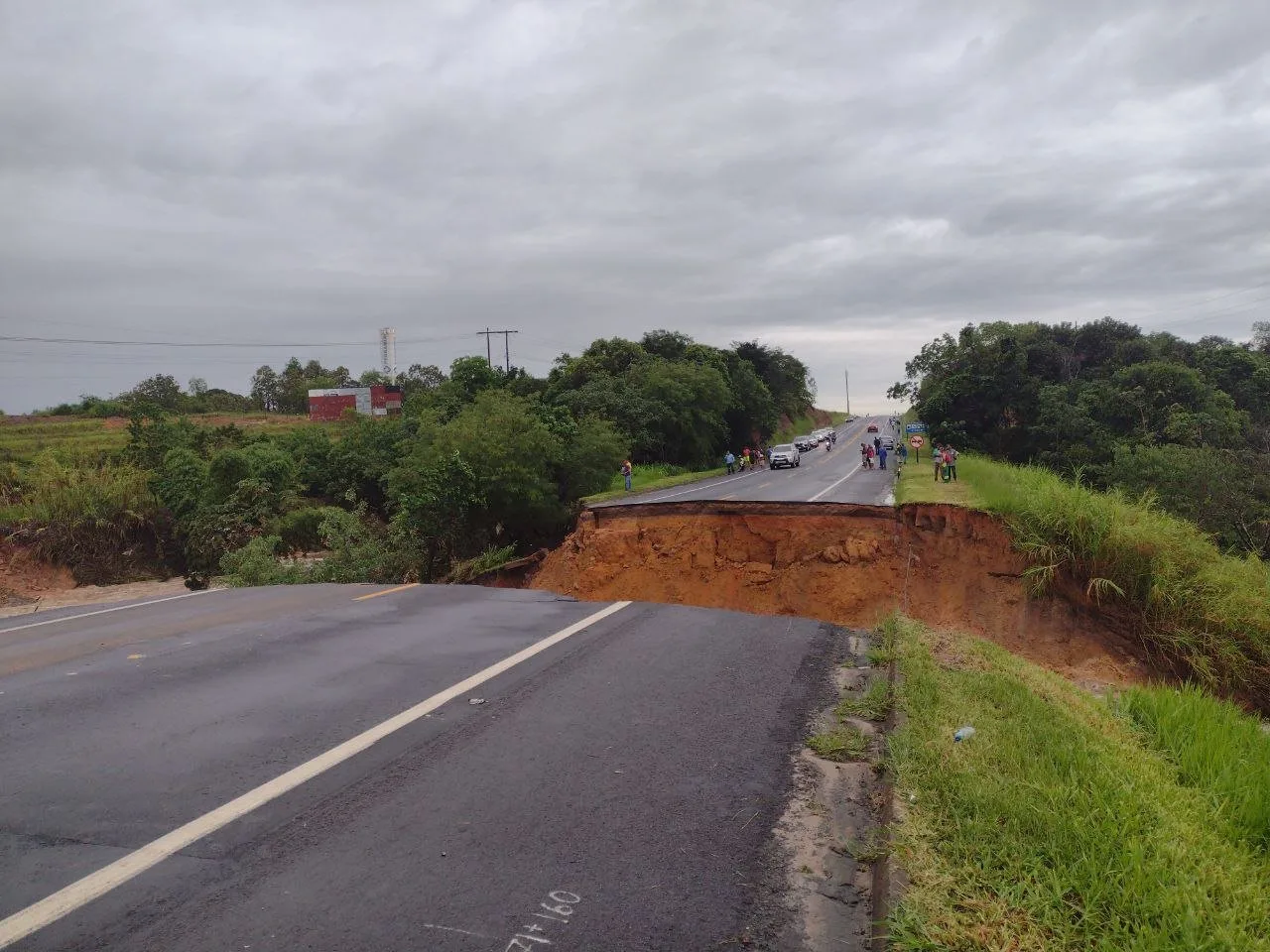 BR-101 é totalmente interditada após cratera se abrir na pista em São Mateus