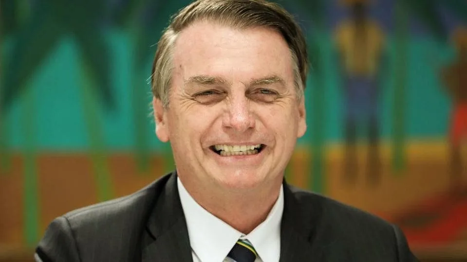 Apoiadores cantam 'parabéns' a Bolsonaro por 1 ano da facada