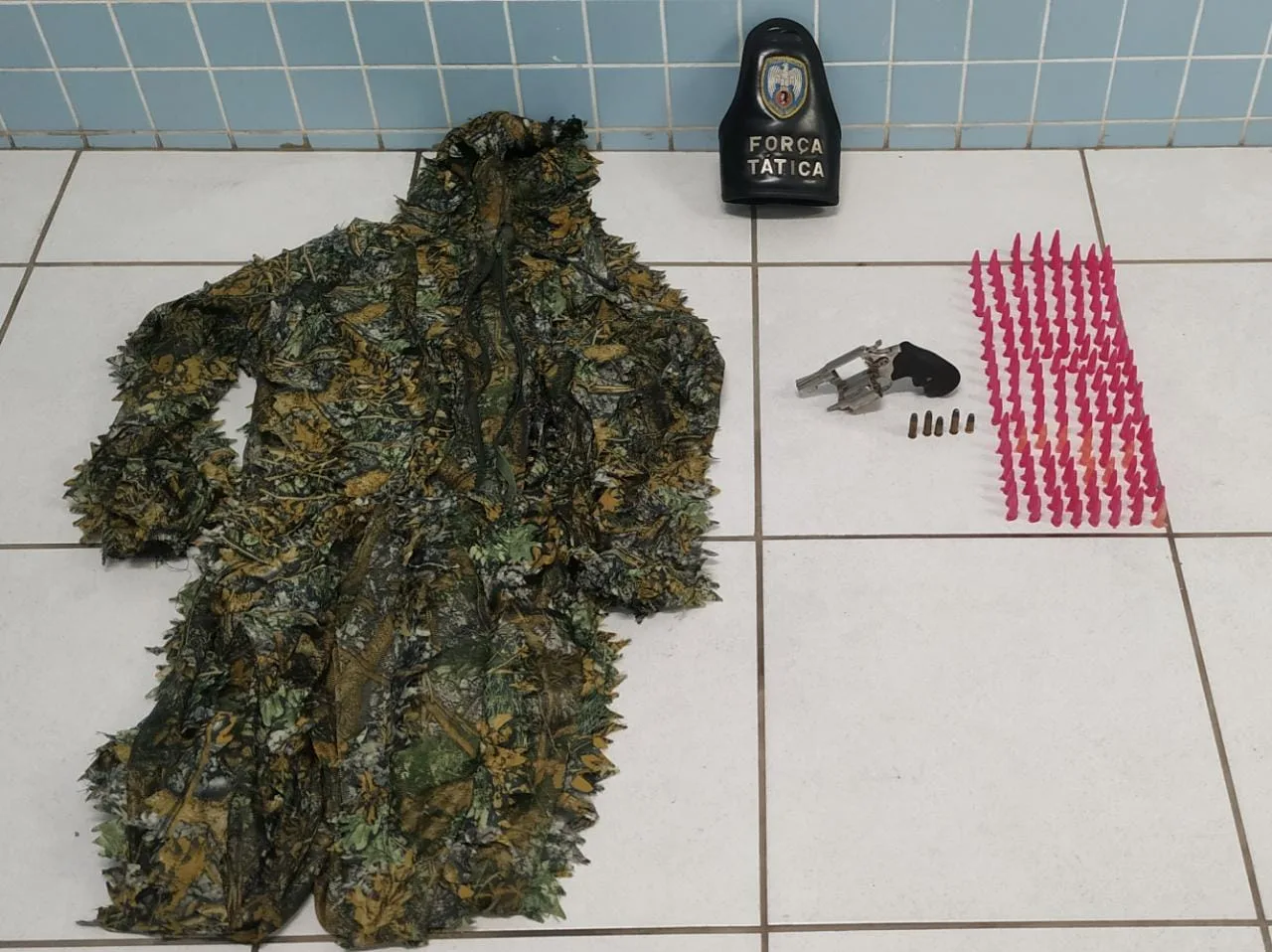 Rapaz é detido enquanto vendia drogas em Cariacica; arma e roupa camuflada foram apreendidas