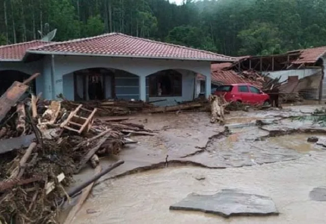 Equipes buscam oito desaparecidos após temporais em SC; 13 pessoas morreram