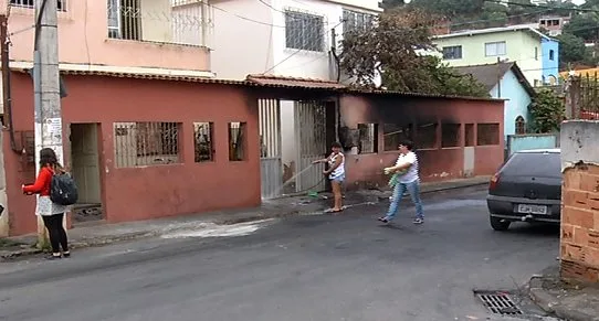 Moradores realizam limpeza em bairro após toque de recolher e ônibus incendiado