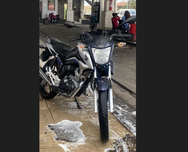 Frentista tem moto roubada por ladrões durante assalto na Serra