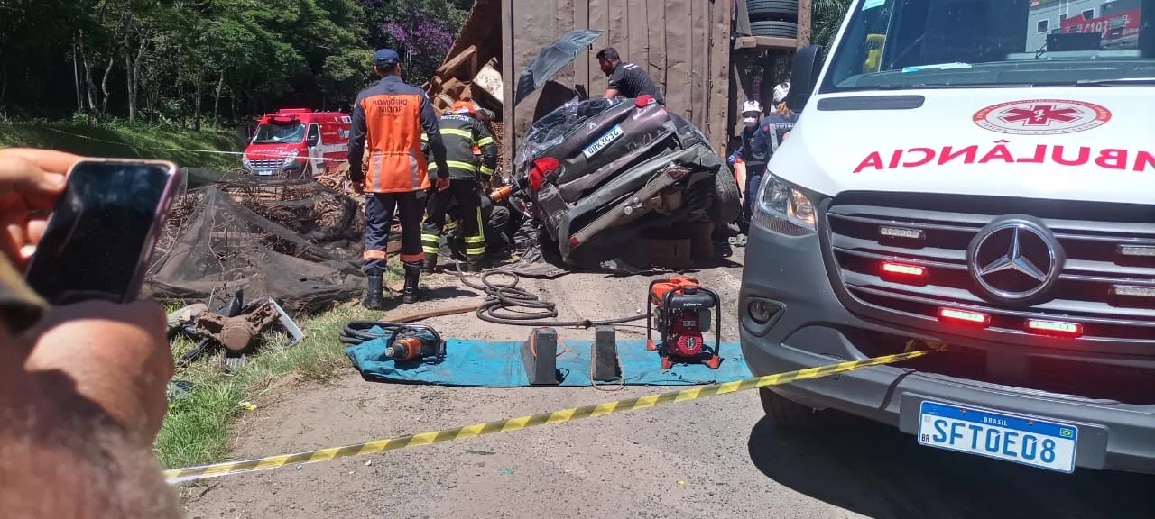 Babá ficou 3 horas presa às ferragens após carreta tombar em carro na BR-262