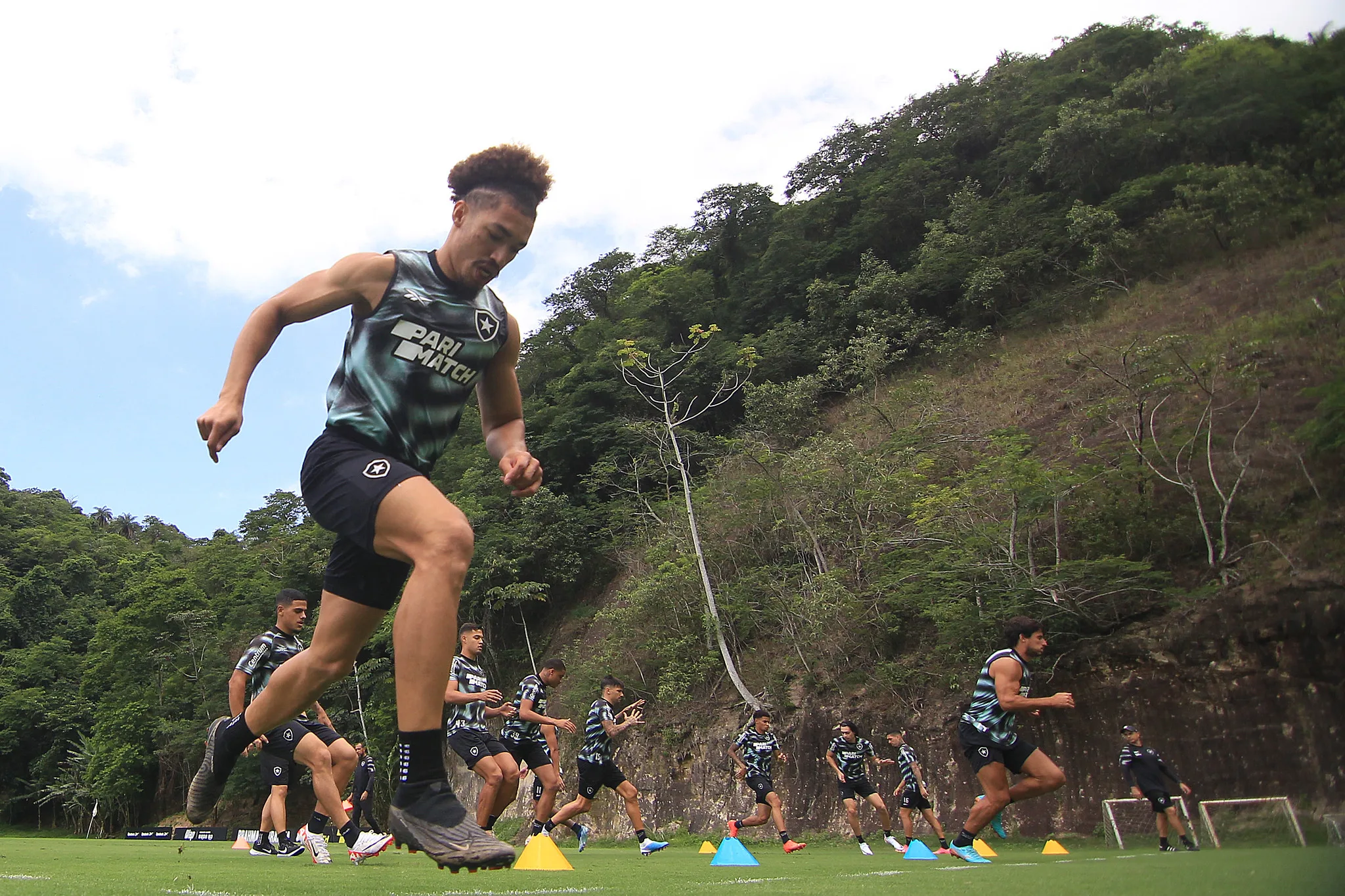 VÍDEO | Torcida protesta no CT do Botafogo e conversa com jogadores