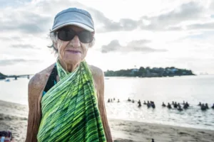 Aos 85 anos, Aleide esbanja vitalidade e bom humor nas aulas. (Foto: André Sobral)