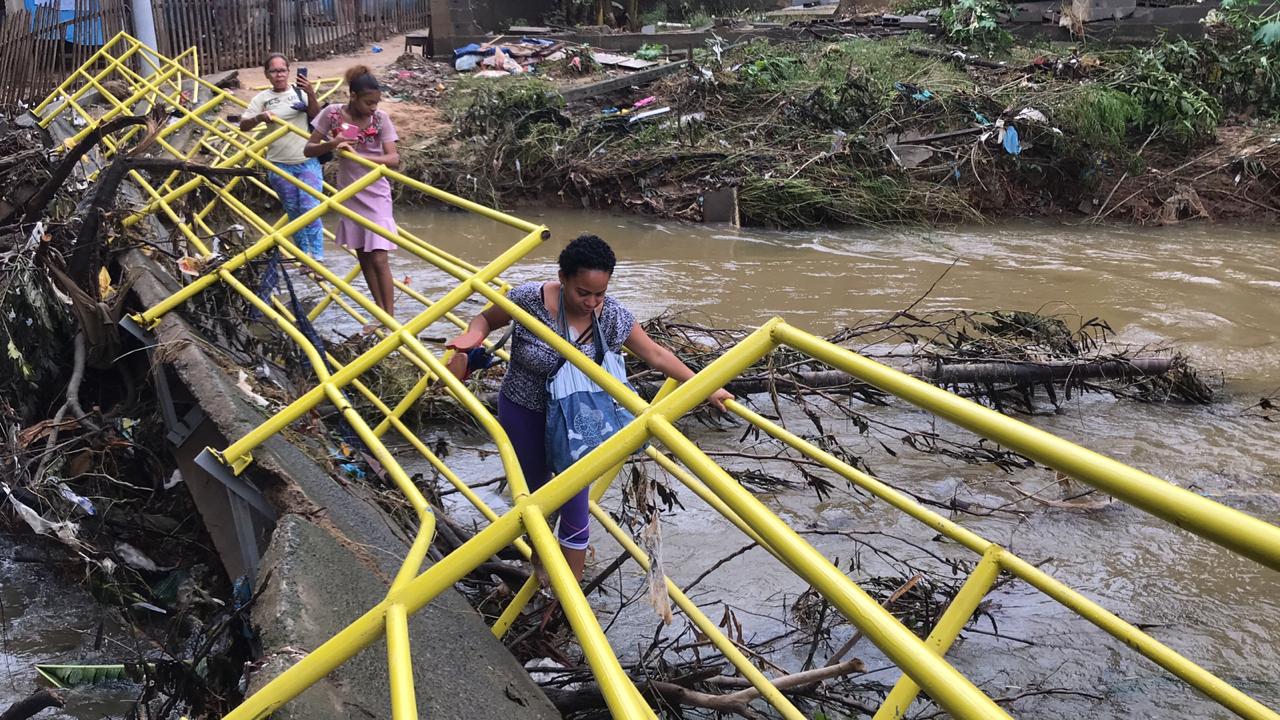 VÍDEO | Crianças, idosos e gestantes se arriscam para atravessar ponte que caiu entre Viana e Cariacica