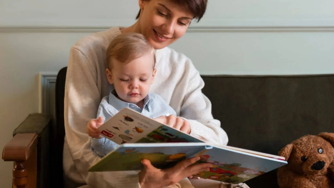 Mãe conta história para bebê. Foto: Freepik