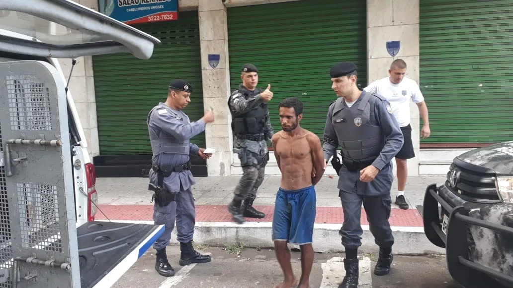 Homem é assaltado enquanto aguardava policiais para atender uma suposta ocorrência de furto