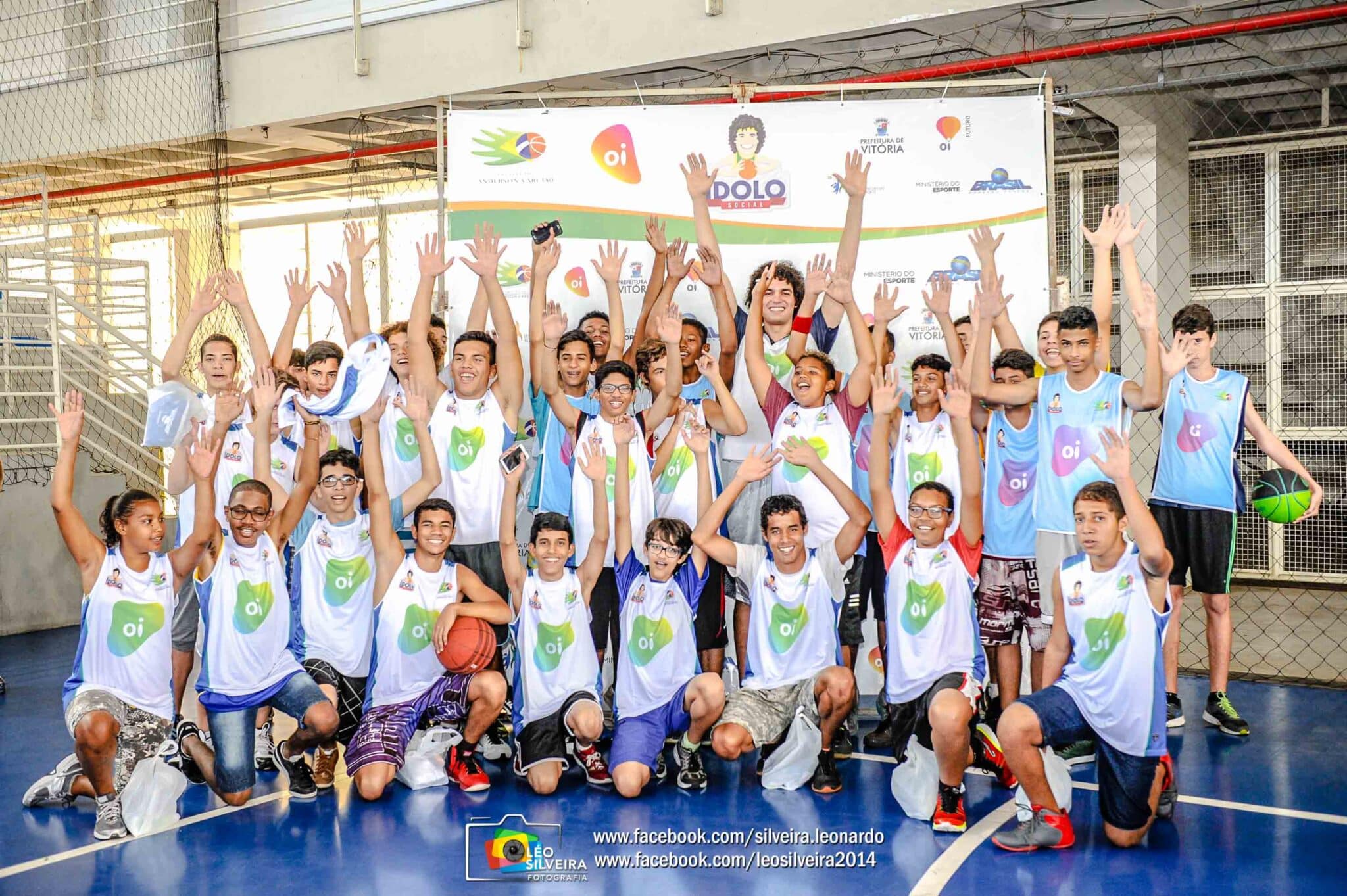 Anderson Varejão visita as crianças do seu projeto social voltado para o Basquete e Cidadania em Vitória/ES.