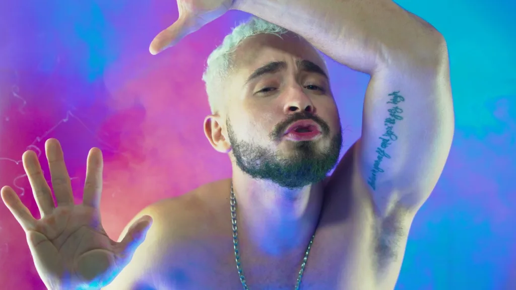 Davi Bandeira lança "Praga" e canta pop com produtor de Pabllo Vittar