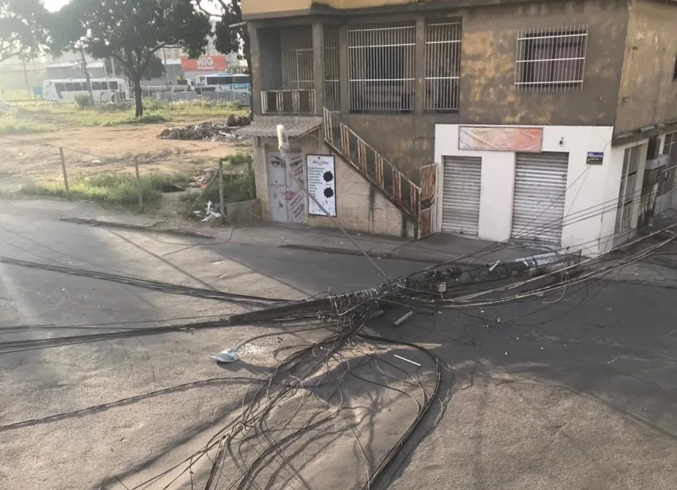 VÍDEO | Caminhão derruba fios e moradores ficam sem energia e internet na Serra