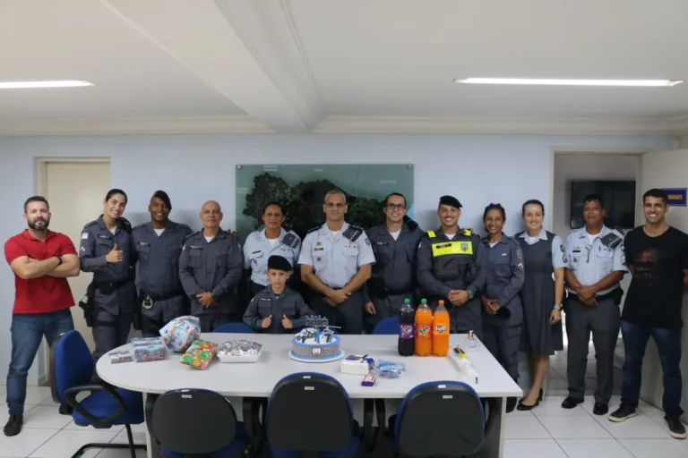 Superfã da PM! Mãe e policiais fazem surpresa de aniversário para menino de 7 anos Superfã da PM! Mãe e policiais fazem surpresa de aniversário para menino de 7 anos