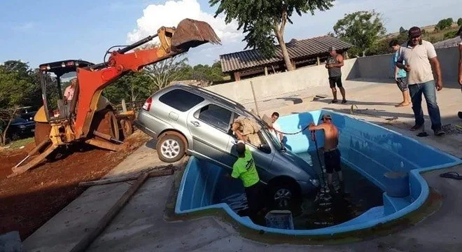 Criança de dois anos liga carro e veículo vai parar dentro de piscina